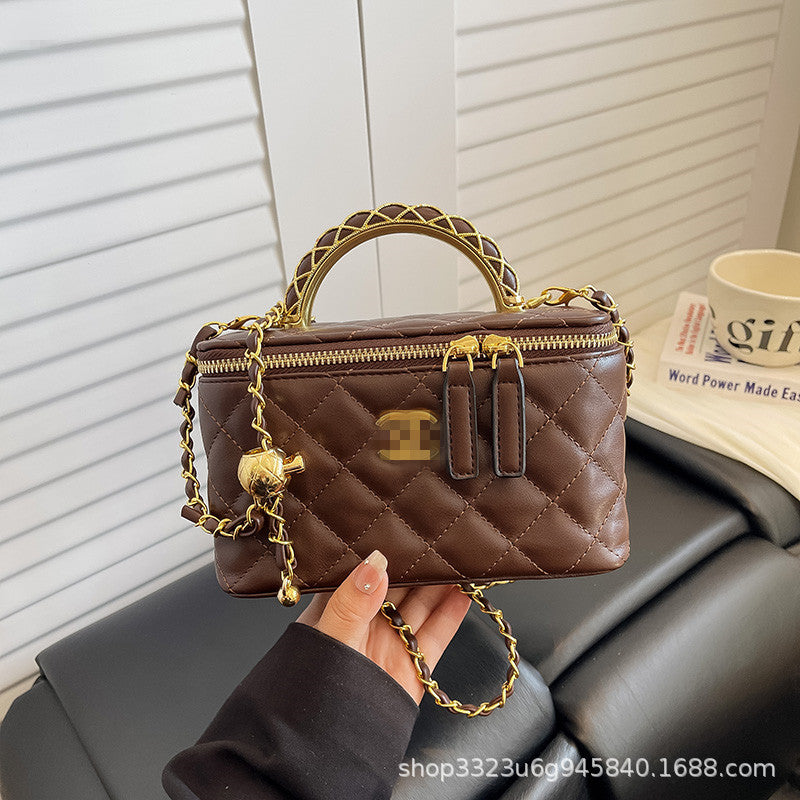 Foreign trade women's bag small fragrance chain box bag 2026 new embroidery thread diamond checkered bag fashion crossbody bag gift box model
حقيبة نسائية للتجارة الخارجية، حقيبة صغيرة بسلسلة عطر، حقيبة جديدة لعام 2026، حقيبة مطرزة بخيوط ماسية مربعة، حقيب
