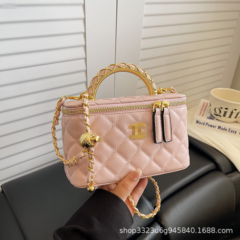 Foreign trade women's bag small fragrance chain box bag 2026 new embroidery thread diamond checkered bag fashion crossbody bag gift box model
حقيبة نسائية للتجارة الخارجية، حقيبة صغيرة بسلسلة عطر، حقيبة جديدة لعام 2026، حقيبة مطرزة بخيوط ماسية مربعة، حقيب