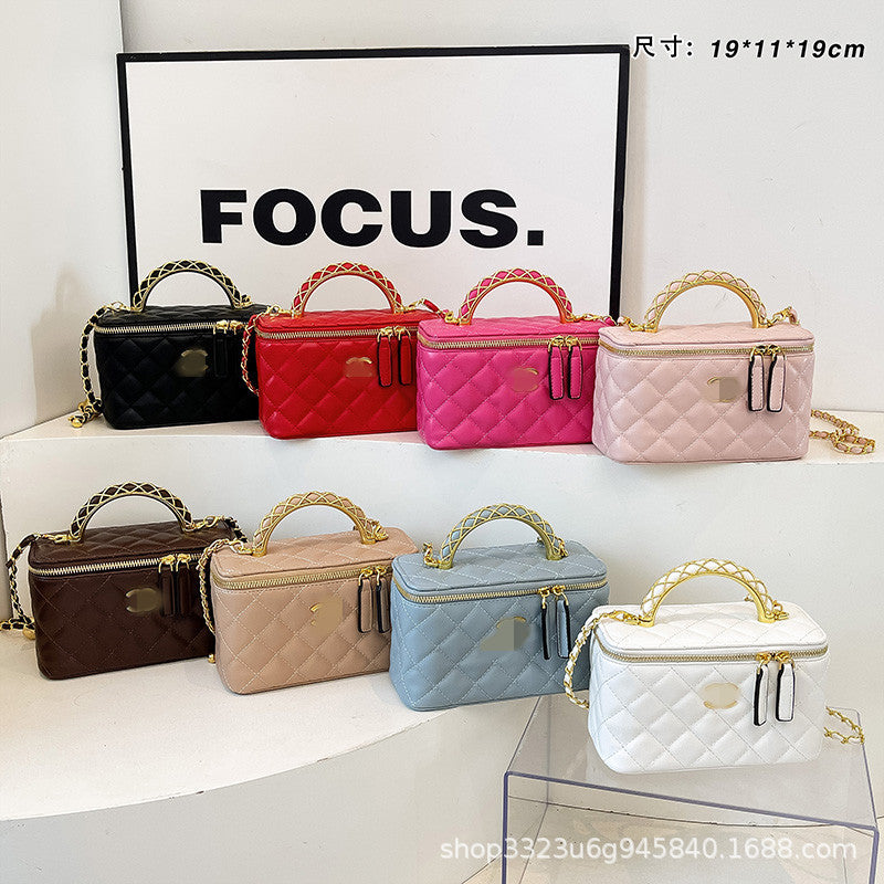 Foreign trade women's bag small fragrance chain box bag 2026 new embroidery thread diamond checkered bag fashion crossbody bag gift box model
حقيبة نسائية للتجارة الخارجية، حقيبة صغيرة بسلسلة عطر، حقيبة جديدة لعام 2026، حقيبة مطرزة بخيوط ماسية مربعة، حقيب
