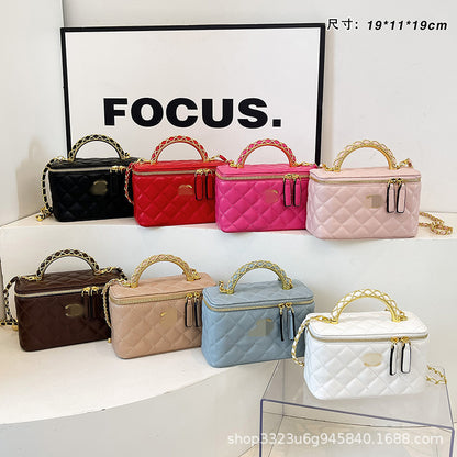 Foreign trade women's bag small fragrance chain box bag 2026 new embroidery thread diamond checkered bag fashion crossbody bag gift box model
حقيبة نسائية للتجارة الخارجية، حقيبة صغيرة بسلسلة عطر، حقيبة جديدة لعام 2026، حقيبة مطرزة بخيوط ماسية مربعة، حقيب