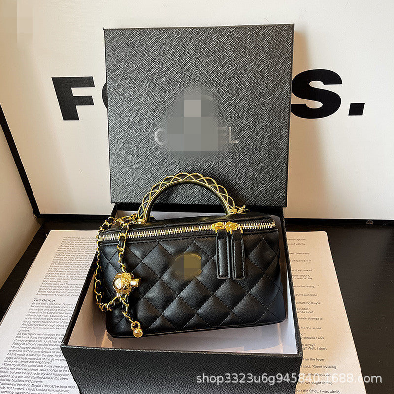 Foreign trade women's bag small fragrance chain box bag 2026 new embroidery thread diamond checkered bag fashion crossbody bag gift box model
حقيبة نسائية للتجارة الخارجية، حقيبة صغيرة بسلسلة عطر، حقيبة جديدة لعام 2026، حقيبة مطرزة بخيوط ماسية مربعة، حقيب
