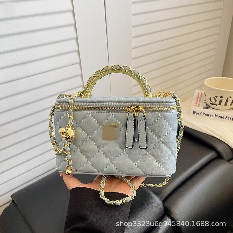 Foreign trade women's bag small fragrance chain box bag 2026 new embroidery thread diamond checkered bag fashion crossbody bag gift box model
حقيبة نسائية للتجارة الخارجية، حقيبة صغيرة بسلسلة عطر، حقيبة جديدة لعام 2026، حقيبة مطرزة بخيوط ماسية مربعة، حقيب